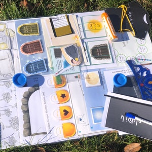 Puede incluir: Un conjunto de materiales educativos para niños, que incluye una página para colorear con un árbol, una tarjeta con el texto "Salam to your Mother Fatima (as)", una corona azul, un marcador negro y una tarjeta blanca con el texto "يا زهراء" en árabe.