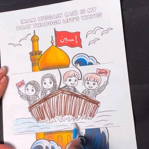 Puede incluir: Ilustración dibujada a mano de un barco con cuatro niños en el agua, con una cúpula dorada y un minarete encima. Incluye el texto: "IMAM HUSSAIN (AS) IS MY BOAT THROUGH LIFE'S WAVES". Los niños sostienen banderas con texto árabe.