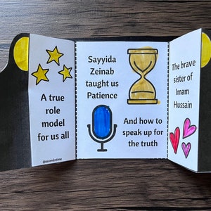 Puede incluir: Una tarjeta plegada hecha a mano con figuras de silueta negra y detalles amarillos. La tarjeta presenta texto e ilustraciones, incluyendo estrellas, un reloj de arena, un micrófono y corazones. El texto dice: "Un verdadero modelo a seguir para todos nosotros".