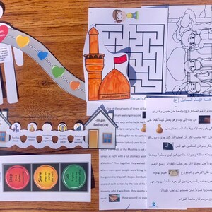 Może przedstawiać: Zestaw materiałów edukacyjnych dla dzieci z Imamem Husajnem, Imamem Sadikiem i Sanktuarium Imama Husajna. Zestaw zawiera stronę do kolorowania, labirynt, kartę historii i zestaw kart sygnalizacji świetlnej ze słowami "Stop", "Wolno" i "Jedź".