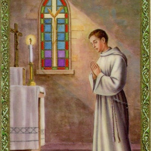 Op de afbeelding: Een schilderij van een man in een witte robe die bidt voor een altaar met een glas-in-loodraam erachter. Het raam heeft een kruis en tarwehalmen erin. Het altaar heeft een wit tafelkleed en een kaars erop.