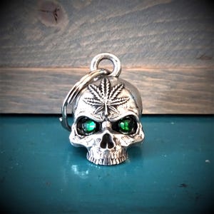Timbre Bravo con forma de calavera y diamantes, ideal como regalo de motociclista o amuleto de la suerte.