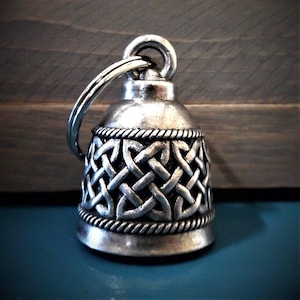 Campana de banda celta: amuleto de la suerte para moteros de peltre