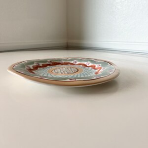 Vintage 1992 Mackenzie-Childs Heather Pattern 11” Plate Retired Pattern with Original Tag immagine 3