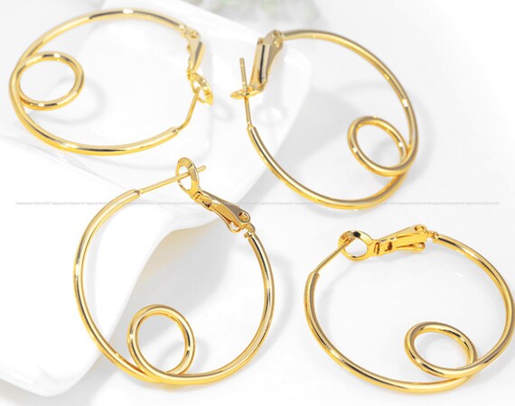 Orecchini a cerchio in oro giallo 14 carati: fiore taglio diamante, 30 mm - Italia