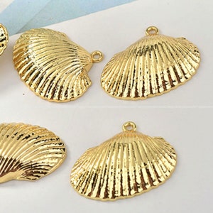 Gold Shell Pendant 28x33mm Sea Charm Pendant 14k Gold plated Beach jewelry Jewelry Findings Wholesale Supplies ys1103-2e