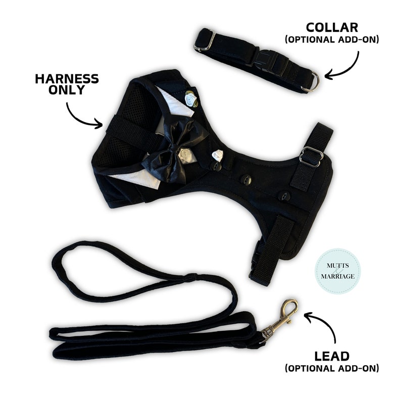 Puede incluir: Un arn&eacute;s negro para mascota con detalle de cuello de camisa blanco y pajarita negra, acompa&ntilde;ado de un collar negro y una correa negra a juego. Aparece el texto HARNESS ONLY, COLLAR (OPTIONAL ADD-ON), LEAD (OPTIONAL ADD-ON) y MUTTS & MARRIAGE.