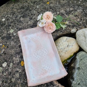 Kleine flache Schale mit wunderschönem Muster
