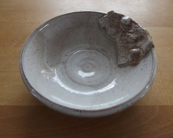 Kleine Schale Keramik mit Muscheln