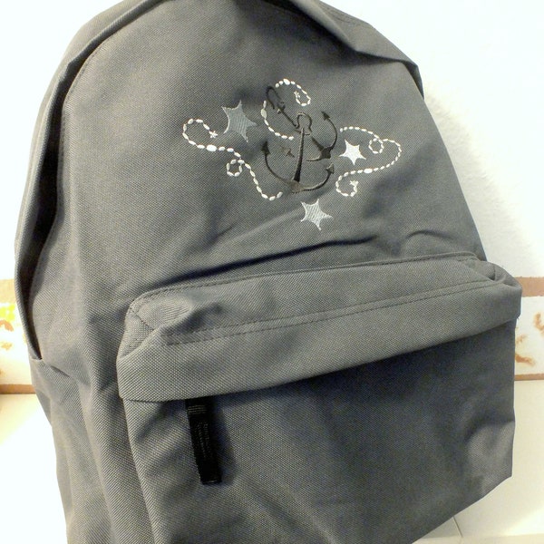 Schön bestickter, grauer Rucksack - ca. 42cm x 21cm x 31cm - ca. 18 Liter Fassungsvermögen