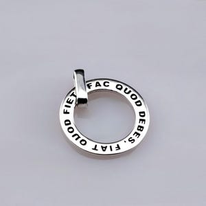 Sterling Silver Latin Motto hänge — "Fac Quod Debes, Fiat Quod Fiet"