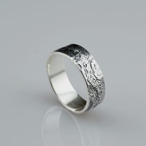 Dunkler Riss, Holz, Ziegel, Mond Silberring, Wikingerring für Herren, Unisex Ehering Herrenring, Unisex Ehering.