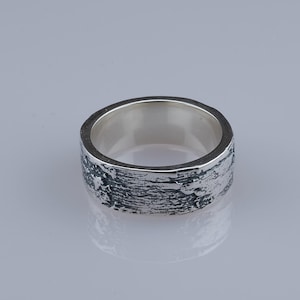 Dunkler Riss, Holz, Ziegel, Mond Silberring, Wikingerring für Herren, Unisex Ehering Herrenring, Unisex Ehering.