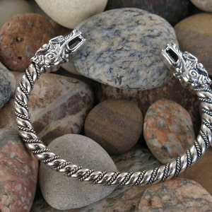 Pulsera vikinga con cabezas de dragón, réplica de pulsera Gotland, pulsera vikinga de plata de ley con gran estilización, joyería vikinga