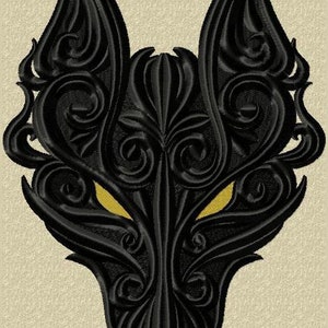 Pode incluir: Cabeça de lobo preta bordada com olhos amarelos. O design apresenta intrincados padrões em espiral e uma aparência detalhada e estilizada. A obra de arte é definida contra um fundo neutro, destacando o contraste do bordado escuro.