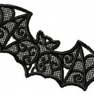 Può includere: Design di pipistrello in pizzo nero con dettagli intricati. Il pipistrello è in posizione di volo con le ali spiegate.