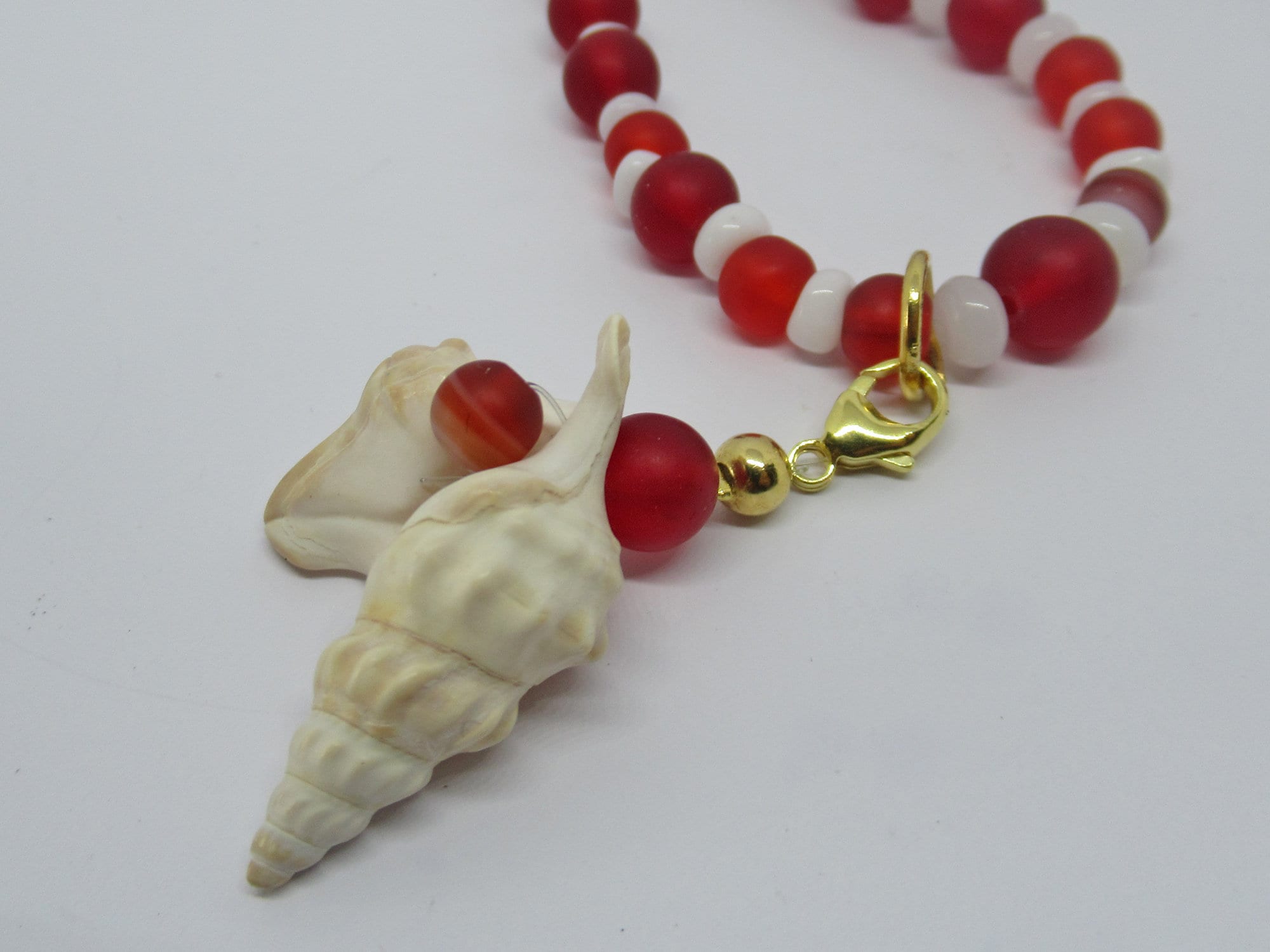 Collier De Perles Vintage Résine Rouge Et Blanc - Bijou Fantaisie Charmant - Occasion