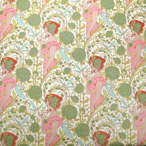 Könnte beinhalten: Stoff mit einem sich wiederholenden Muster von Frauen in rosa Kleidern und roten Haaren, die kleine Gegenstände halten. Das Design umfasst grüne florale Elemente und hellblaue Akzente auf cremefarbenem Hintergrund. Der Stil ist vintage und dekorativ.