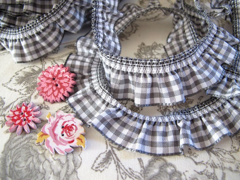 Ruffle ribbon gray white 2.50EUR/meter image 1