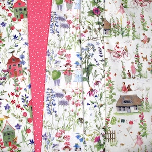 Può includere: Una collezione di modelli di tessuto floreale. Un motivo presenta piccole case e uccelli tra i fiori. Un altro ha un design a pois rosa. Gli altri due hanno illustrazioni di persone, fiori e case. I tessuti sono bianchi con illustrazioni colorate.