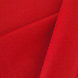 Könnte beinhalten: Nahaufnahme eines leuchtend roten Stoffes, der in zwei Hälften gefaltet ist. Der Stoff hat eine glatte, gleichmäßige Textur.