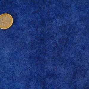 K&ouml;nnte beinhalten: Eine einzelne Euro-M&uuml;nze auf einem blauen, strukturierten Hintergrund.