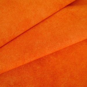 Könnte beinhalten: Nahaufnahme eines gefalteten Stücks orangefarbenen Stoffes mit einer strukturierten Oberfläche.