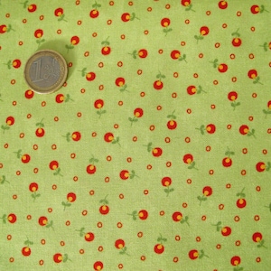 Könnte beinhalten: Grüner Stoff mit einem sich wiederholenden Muster aus kleinen roten Kreisen mit einem grünen Stiel und einer gelben Mitte.