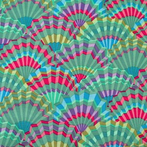 Può includere: Un tessuto verde con un motivo ripetitivo di ventagli colorati. I ventagli sono composti da strisce rosa, viola, blu, verde e giallo.
