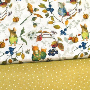 Może przedstawiać: Biała tkanina z powtarzającym się wzorem myszy, jagód, liści i żołędzi. Tkanina jest połączona z jednolitą żółtą tkaniną w białe kropki.