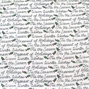 Könnte beinhalten: Weißer Stoff mit einem sich wiederholenden Muster der Sätze "Tis the Season", "Happiest of Holidays" und "Warm Winter Wishes" in schwarzer Kursivschrift. Der Stoff ist mit kleinen grünen Stechpalmenblättern und roten Beeren verziert.