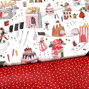 Könnte beinhalten: Weißer Stoff mit einer skurrilen Illustration einer Stadt mit Häusern, einem Zirkuszelt und verschiedenen Figuren. Der Stoff ist über einen roten Stoff mit weißen Punkten gefaltet.