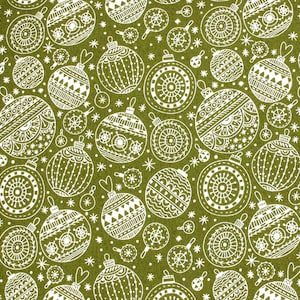 Könnte beinhalten: Olivgrüner Stoff mit einem sich wiederholenden Muster aus weißen Weihnachtskugeln und kleinen Sternen. Die Kugeln weisen verschiedene detaillierte Designs auf und erzeugen ein festliches Weihnachtsthema.