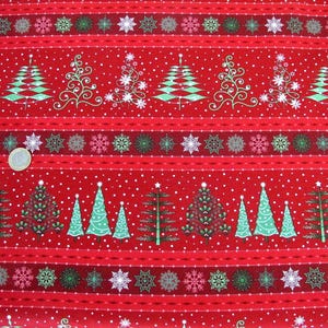 Op de afbeelding: Rode stof met een herhalend patroon van groene kerstboom en sneeuwvlokken. De bomen zijn gestileerd en hebben een retro-look. De stof is perfect voor knutselprojecten zoals quilts, kussens en tafellopers.