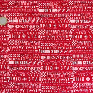 Könnte beinhalten: Roter Stoff mit einem sich wiederholenden weißen Muster aus verschiedenen Namen für Quiltblöcke, darunter "Bärenpfote", "Union Star", "Ohio Star", "Fliegende Gänse", "Sixteen Patch" und "Zwei mal Zwei".