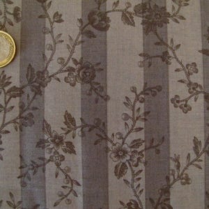 Stoff in braun mit Blumen Streifen Patchwork Baumwolle Meterware 25 x 110 cm
