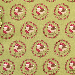 Könnte beinhalten: Grüner Stoff mit einem sich wiederholenden Muster aus roten Rotkehlchen, die Weihnachtsmützen tragen. Die Rotkehlchen sind von roten Beeren und grünen Blättern umgeben.