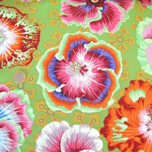 Könnte beinhalten: Ein grüner Stoff mit einem sich wiederholenden Muster aus bunten Blumen. Die Blumen sind in den Farben Pink, Rot, Orange und Blau gehalten. Der Hintergrund ist hellgrün.