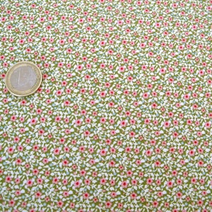 Könnte beinhalten: Ein grüner Stoff mit einem kleinen rosa und blauen Blumenmuster.