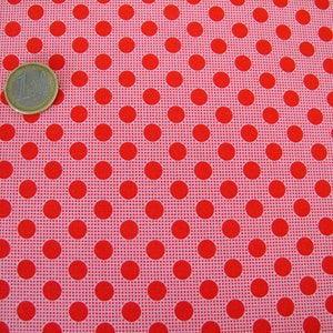 Könnte beinhalten: Roter Punkte-Stoff mit weißem Hintergrund. Der Stoff hat ein dezentes Gittermuster.