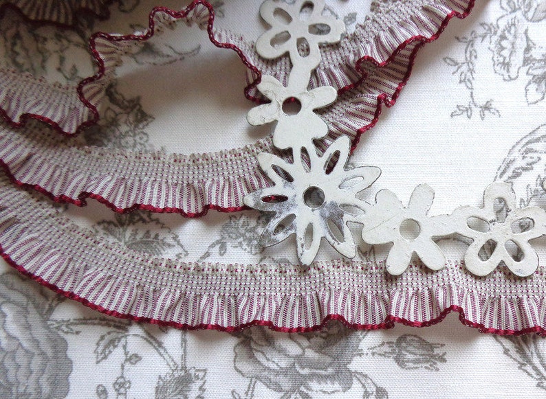 Ruffle ribbon red cream 2.60 EUR/meter border image 2