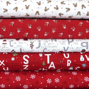 Può includere: Pila di cinque quadrati di tessuto rosso e bianco a tema natalizio. Il tessuto presenta una varietà di disegni, tra cui renne, fiocchi di neve e lettere dell'alfabeto. Le lettere sono accompagnate da parole come "caffè", "vacanza" e "gioia per il mondo".