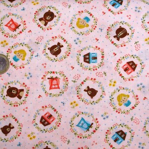 Könnte beinhalten: Rosafarbener Stoff mit einem sich wiederholenden Muster aus Blumengirlanden. Jede Girlande enthält ein anderes Bild, darunter ein Bär, ein Mädchen, ein Haus, eine Eule und ein Vogel.