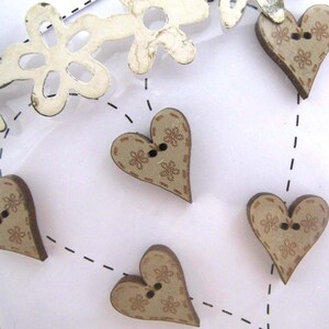 Wooden buttons heart button beige image 2