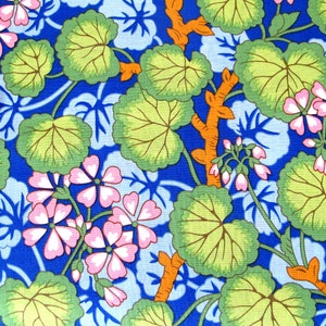 Könnte beinhalten: Ein blauer Stoff mit einem sich wiederholenden Muster aus grünen Blättern und rosa Blüten. Die Blätter sind groß und haben eine hellgrüne Mitte mit einem dunkelgrünen Rand. Die Blüten sind klein und haben eine rosa Mitte mit einem weißen Rand.