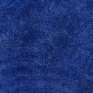 K&ouml;nnte beinhalten: Nahaufnahme eines blauen Stoffes mit einer strukturierten, leicht marmorierten Oberfl&auml;che. Der Stoff hat eine gewebte Struktur und eine leicht unebene Oberfl&auml;che.