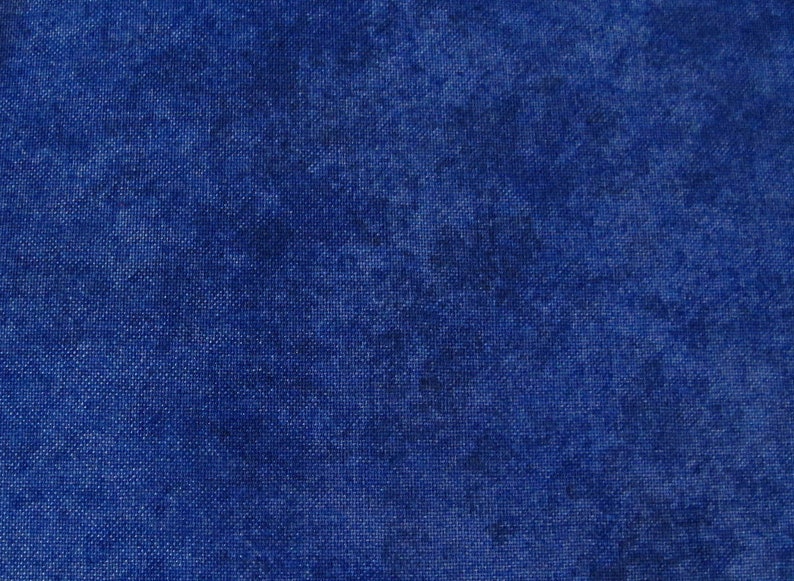 K&ouml;nnte beinhalten: Nahaufnahme eines blauen Stoffes mit einer strukturierten, leicht marmorierten Oberfl&auml;che. Der Stoff hat eine gewebte Struktur und eine leicht unebene Oberfl&auml;che.