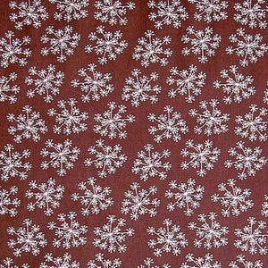 Könnte beinhalten: Ein nahtloses Muster aus weißen stilisierten Blumen auf einem dunkelbraunen Hintergrund. Die Blumen sind in einem sich wiederholenden Muster angeordnet, das ein subtiles und elegantes Design erzeugt.