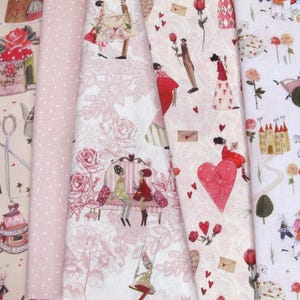 Può includere: Assortimento di campioni di tessuto con disegni romantici e stravaganti. I motivi includono pois rosa, motivi floreali e illustrazioni di figure, rose, castelli e cuori. La palette di colori è principalmente composta da rosa tenui, creme e tocchi di rosso.