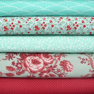 Op de afbeelding: Een stapel van vijf rollen stof met diverse patronen. De bovenste rol is talingblauw met witte geschulpte lijnen, gevolgd door een licht talingblauwe rol met kleine rode bloemen, een licht talingblauwe met witte ranken, een bloemenprint en een rode textuurrol.